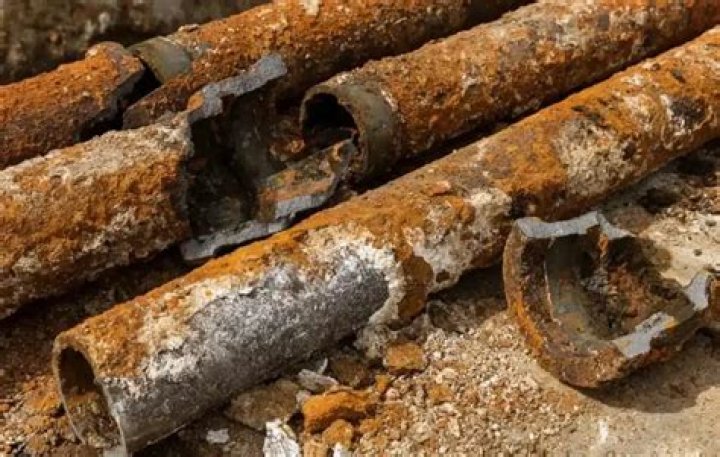 Can cast iron pipes corrode
