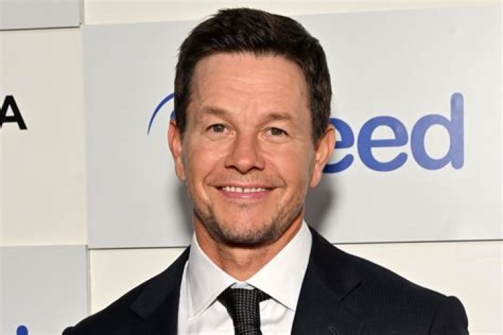 Did Mark Wahlberg sing with