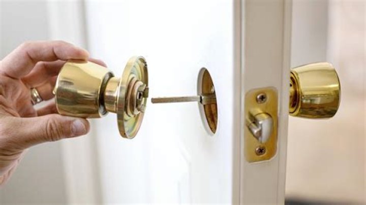 Do door knobs turn both ways