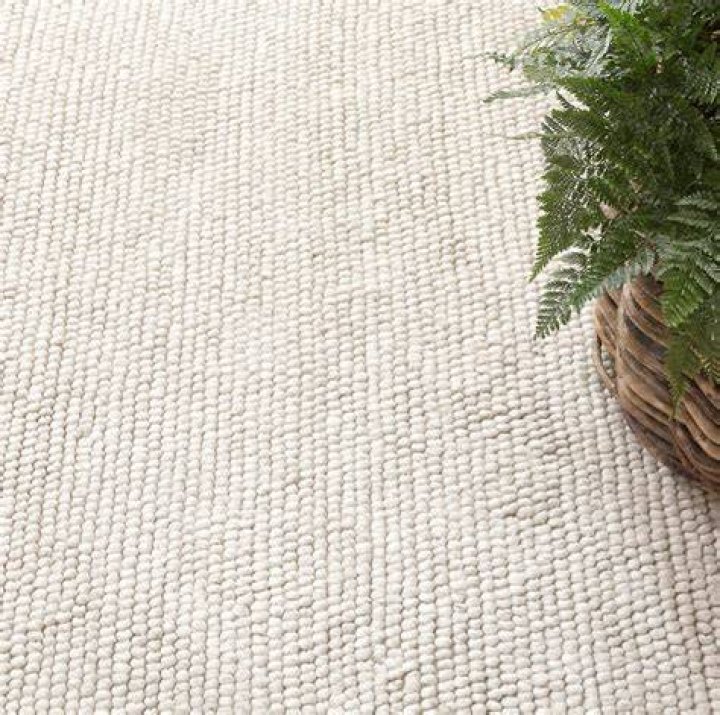 Do wool carpets stain easily