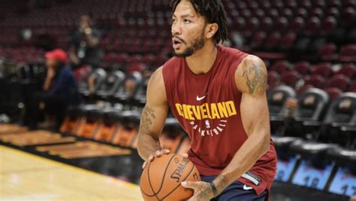 Does Derrick Rose still play