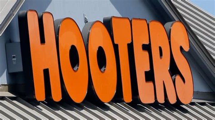 Does Hooters have a happy hour