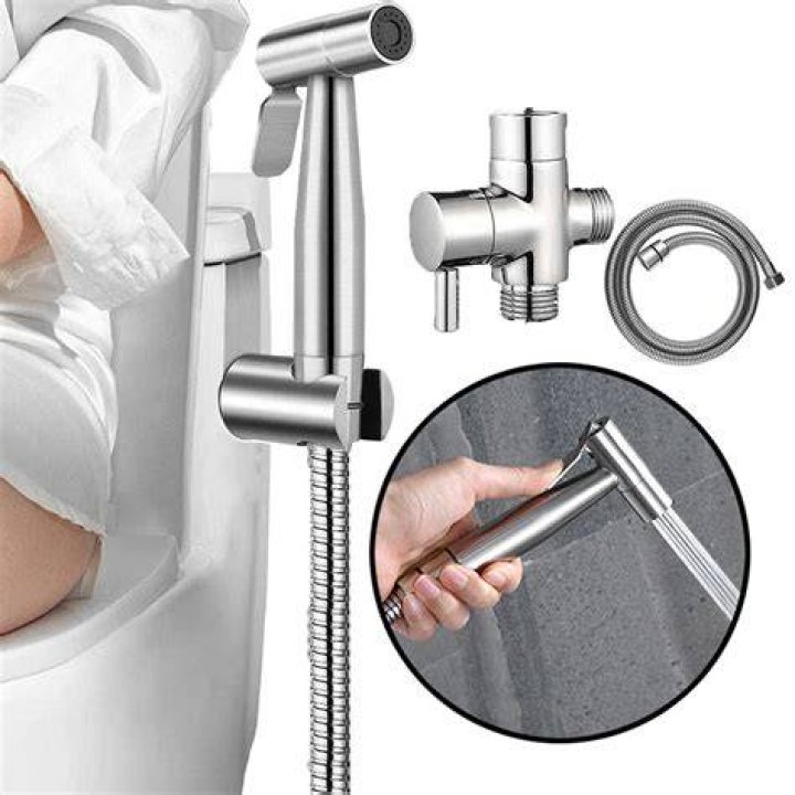 How do hand held bidets work