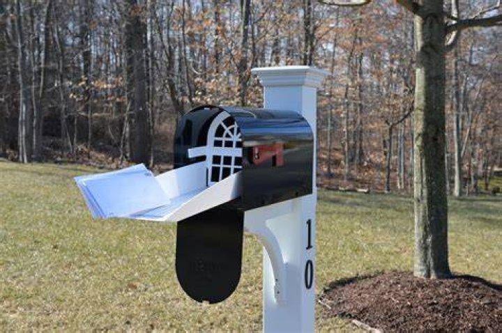 How do locked mailboxes work