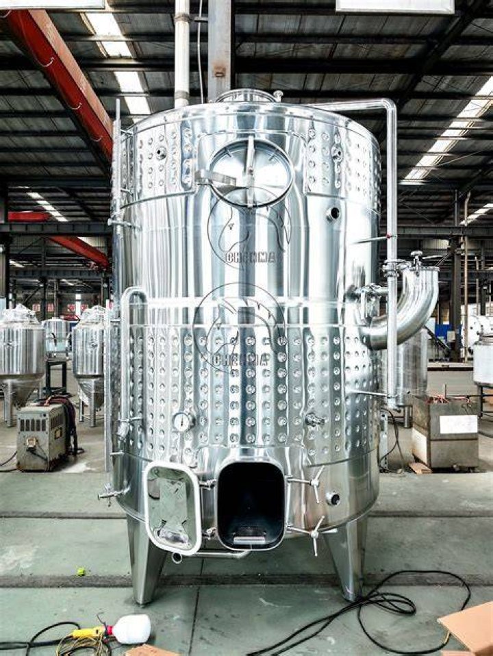 How do you clean a wine tank