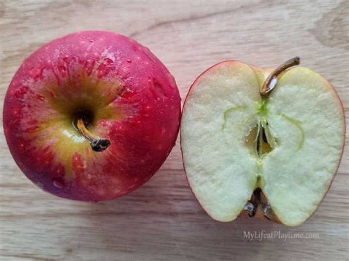How do you cut an apple face