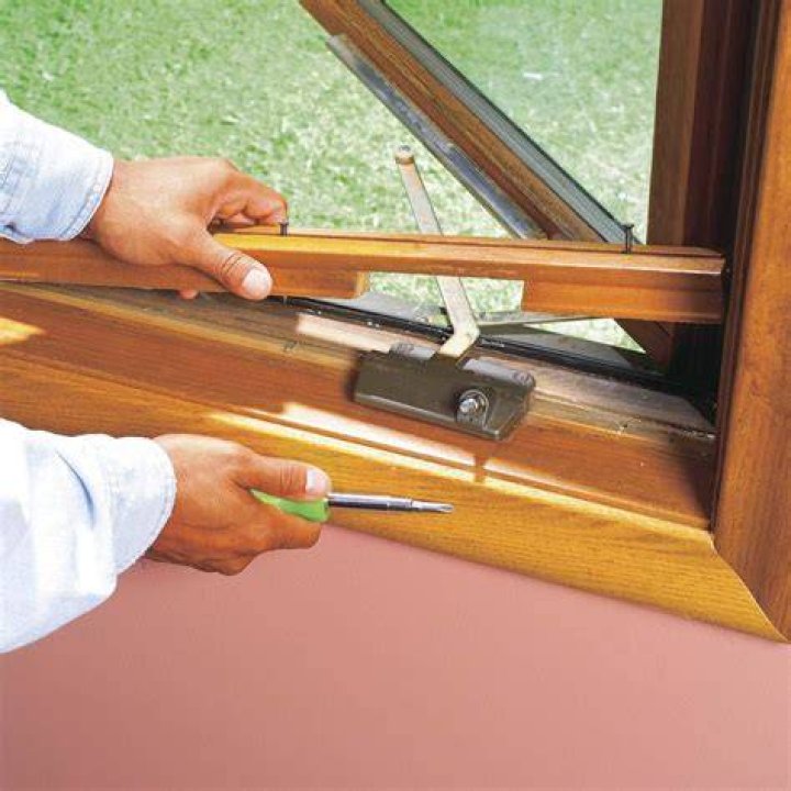 How does a crank window work
