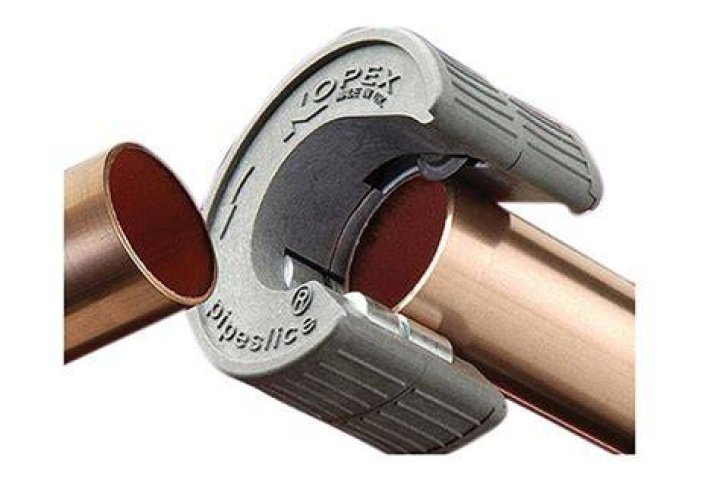 How does a pipe cutter work