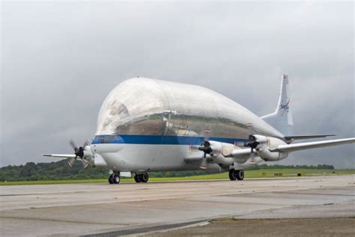 How does the Super Guppy fly