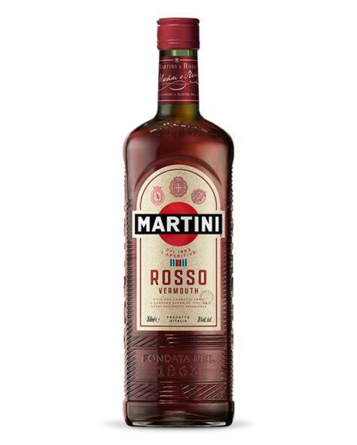 How is Martini Rosso served