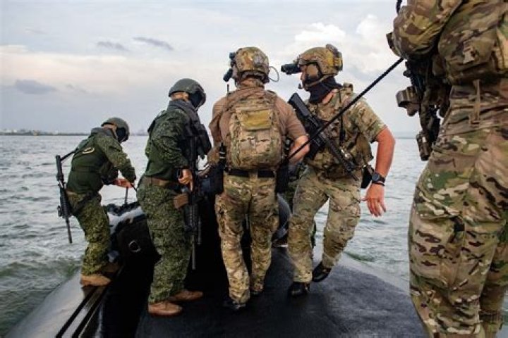 How long do Navy Seals plank