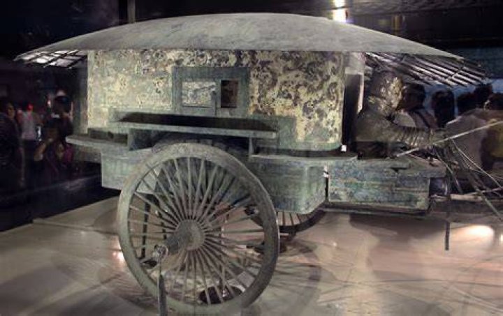 How was Qins tomb designed