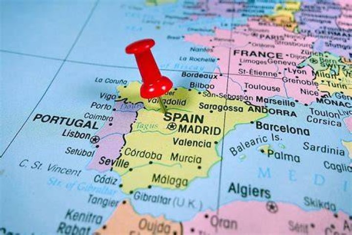 What countries border Spain