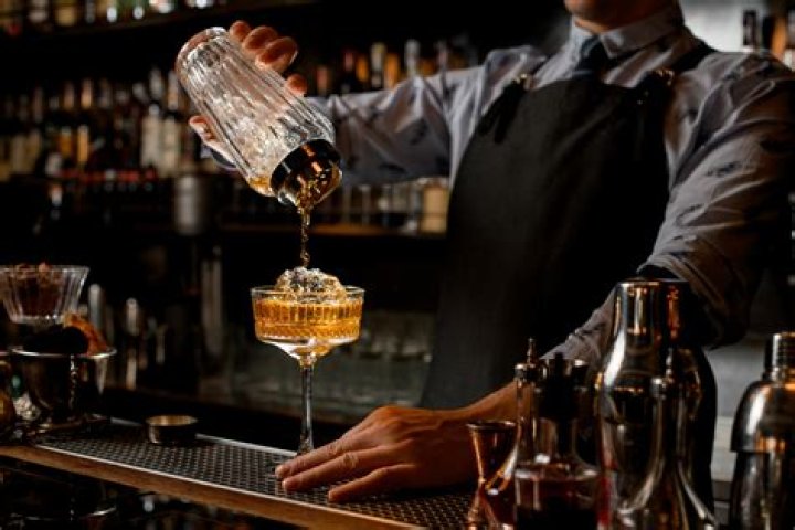 What is garnish in bartender