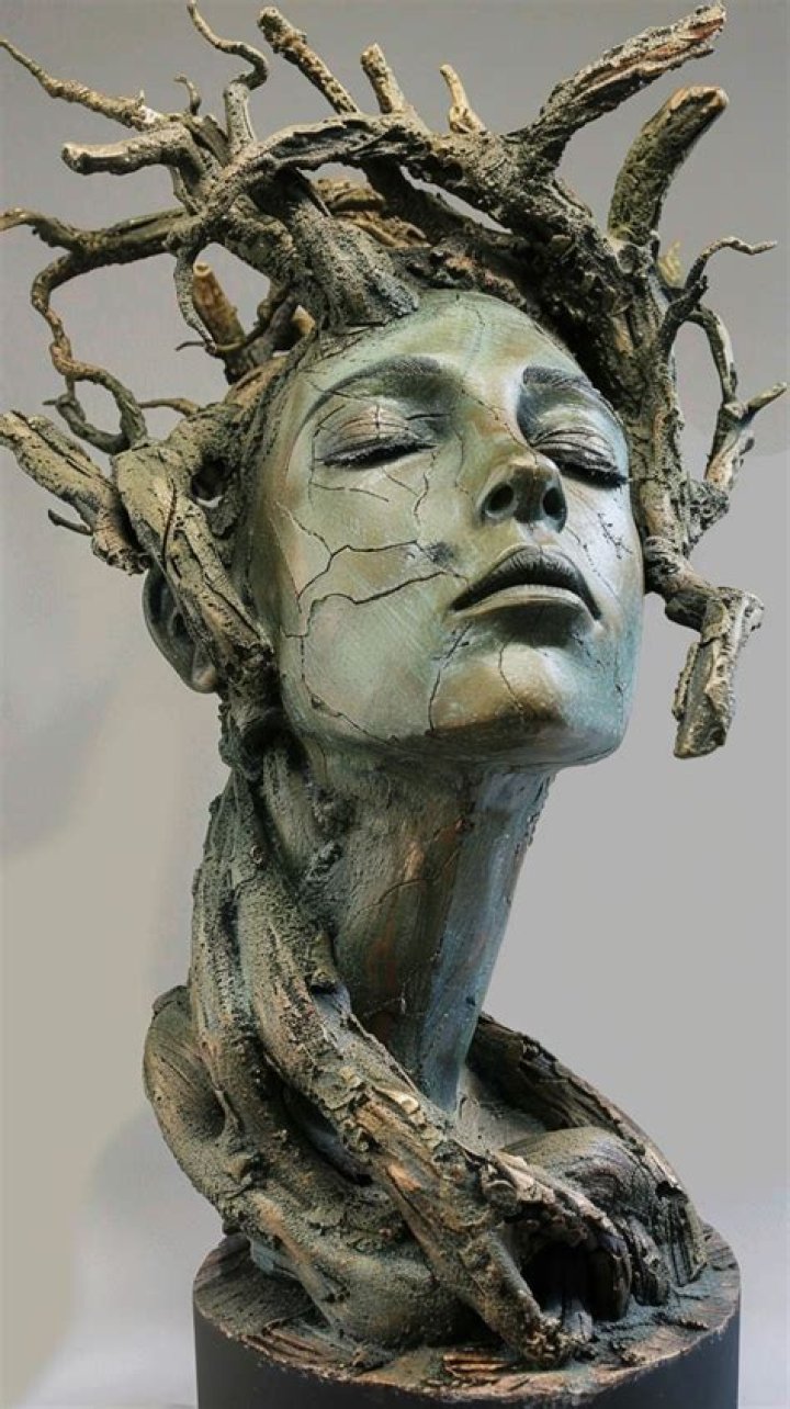 What is multimedia sculpture