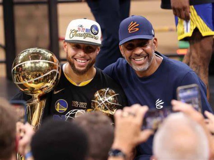 What is Seth Currys contract