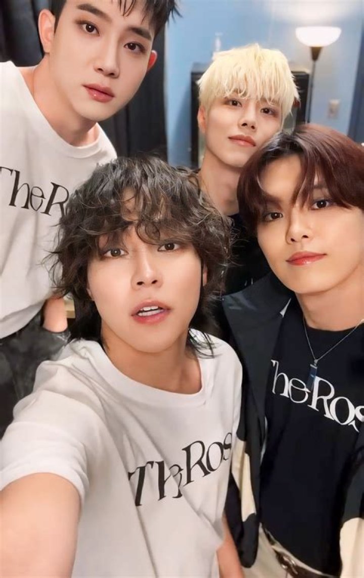 When did the Rose kpop debut